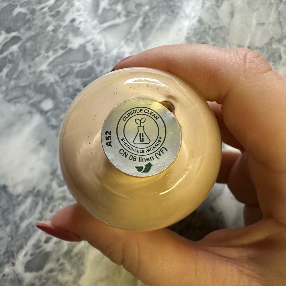 Clinique Even Better Clinical Foundation Linen - Picture 2 of 3
